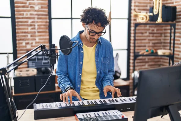 Jonge Spaanse Man Muzikant Speelt Piano Keyboard Muziekstudio — Stockfoto