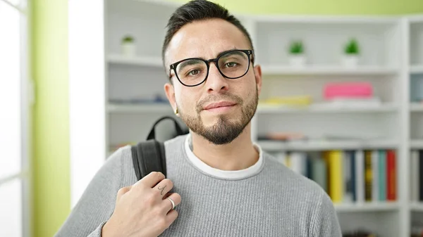 ヒスパニック系の男学生身に着けている眼鏡とバックパックで図書館大学 — ストック写真