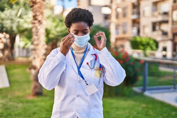 Αφροαμερικανή Γυναίκα Που Φοράει Ιατρική Στολή Και Ιατρική Μάσκα Στέκεται — Φωτογραφία Αρχείου