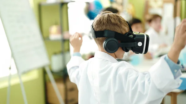 Adorabile Studente Caucasico Ragazzo Utilizzando Occhiali Realtà Virtuale Classe Laboratorio — Foto Stock