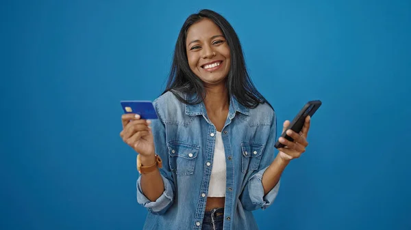 Afrikai Amerikai Vásárlás Okostelefon Hitelkártya Izolált Kék Háttér — Stock Fotó