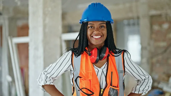 Mujer Afroamericana Constructora Sonriendo Confiada Pie Sitio Construcción —  Fotos de Stock