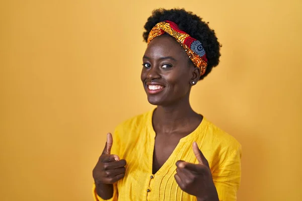 Afrikanische Junge Frau Mit Afrikanischem Turban Zeigt Mit Fröhlichem Und — Stockfoto