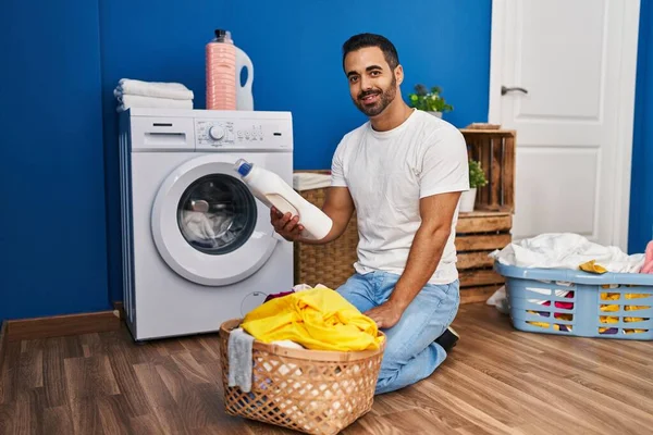 Çamaşır Odasında Çamaşır Deterjanı Şişesiyle Çamaşır Yıkayan Spanyol Genç Adam — Stok fotoğraf
