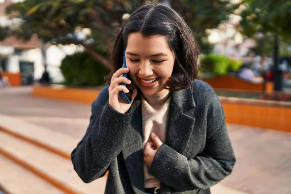 Mladá Žena Usmívá Sebevědomě Mluvit Smartphone Parku — Stock fotografie