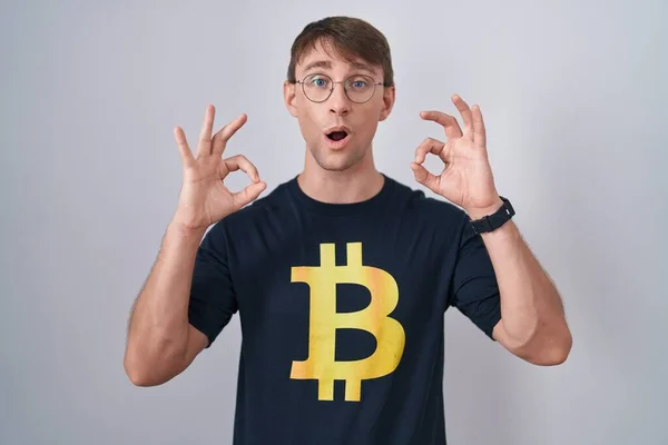 Běloch Blonďák Bitcoinové Košili Vypadá Překvapeně Šokovaně Když Prsty Dělá — Stock fotografie
