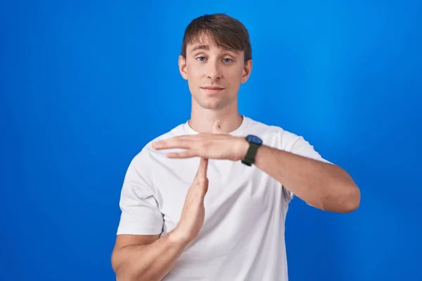 Caucasian Blond Man Standing Blue Background Doing Time Out Gesture — Stock Photo, Image