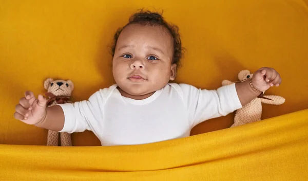 Bebé Afroamericano Relajándose Cama Con Oso Peluche Dormitorio —  Fotos de Stock
