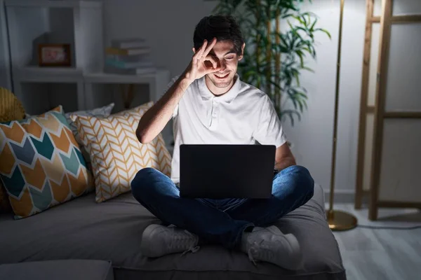 Homem Hispânico Jovem Usando Laptop Casa Noite Fazendo Gesto Com — Fotografia de Stock