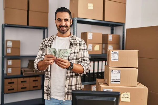Young Hispanic Man Ecommerce Business Worker Counting Dollars Office — Stock Photo, Image