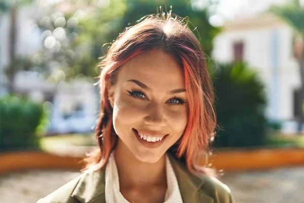 Young Caucasian Woman Smiling Confident Standing Park — Stok fotoğraf