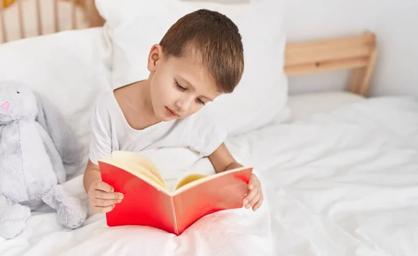 Liebenswert Kaukasischen Jungen Lesen Buch Sitzen Auf Bett Schlafzimmer — Stockfoto