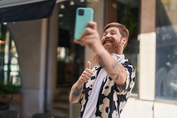 Jovem Ruiva Homem Sorrindo Confiante Fazendo Selfie Pelo Smartphone Rua — Fotografia de Stock