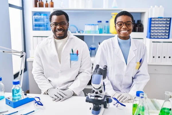 Muži Ženy Vědci Usmívají Sebevědomě Laboratoři — Stock fotografie