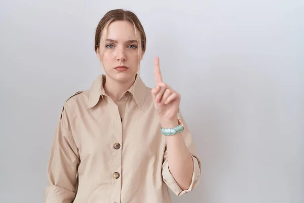 Mladá Běloška Neformální Košili Ukazující Prstem Nahoru Rozzlobeným Výrazem Neprojevuje — Stock fotografie