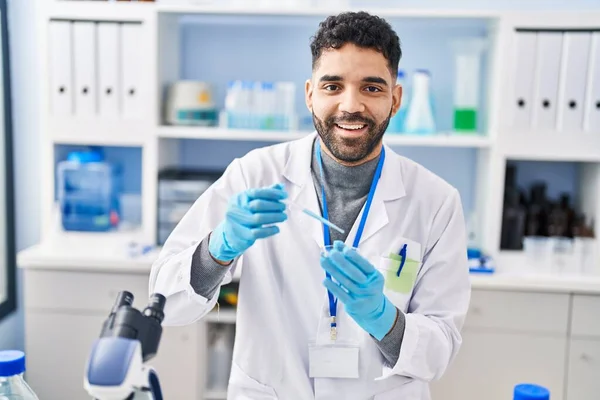 Ung Latinamerikan Man Bär Vetenskapsman Uniform Arbetar Laboratoriet — Stockfoto