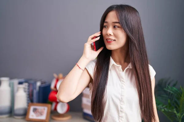 Jong Chinees Vrouw Praten Smartphone Staan Thuis — Stockfoto