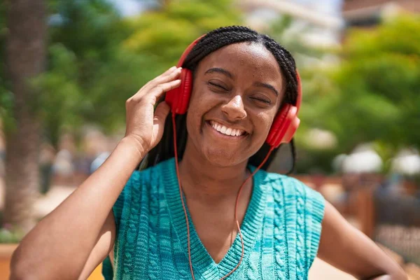 Afro Amerikaanse Vrouw Glimlachen Zelfverzekerd Luisteren Naar Muziek Het Park — Stockfoto