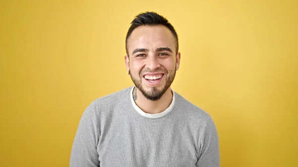 Hombre Hispano Sonriendo Confiado Sobre Aislado Fondo Amarillo —  Fotos de Stock