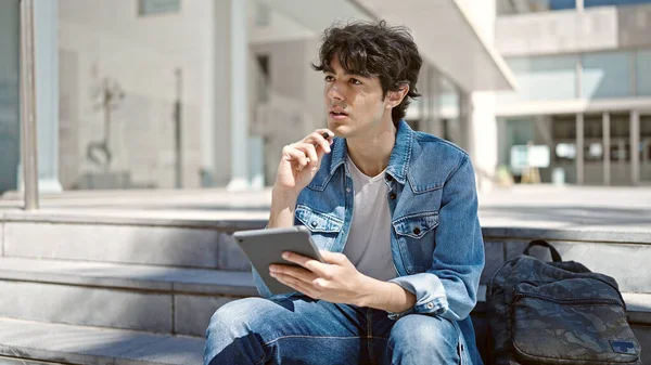 Młody Latynos Człowiek Student Pomocą Touchpad Siedzi Schodach Uniwersytecie — Zdjęcie stockowe