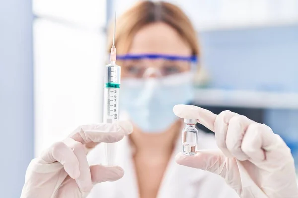 Junge Blonde Wissenschaftlerin Mit Medizinischer Maske Hält Covid Impfstoff Labor — Stockfoto