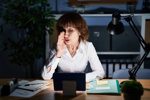 Mujer Mediana Edad Que Trabaja Oficina Noche Mano Boca Contando —  Fotos de Stock