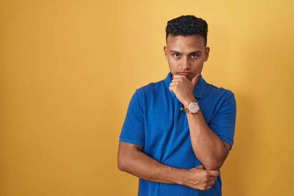 Young Hispanic Man Standing Yellow Background Looking Confident Camera Smiling — Stock Photo, Image
