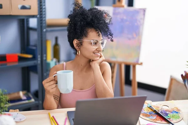 Young Hispanic Woman Artist Using Laptop Drinking Coffee Art Studio —  Fotos de Stock