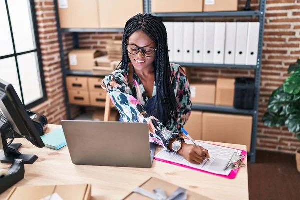 Африканська Жінка Екомерс Діловий Працівник Допомогою Ноутбука Папері Офісі — стокове фото