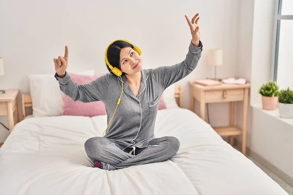 Young Chinese Woman Listening Music Sitting Bed Bedroom — Stockfoto