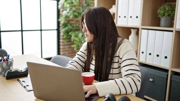 Νεαρή Όμορφη Ισπανόφωνη Επιχειρηματίας Χρησιμοποιώντας Φορητό Υπολογιστή Στο Γραφείο — Φωτογραφία Αρχείου