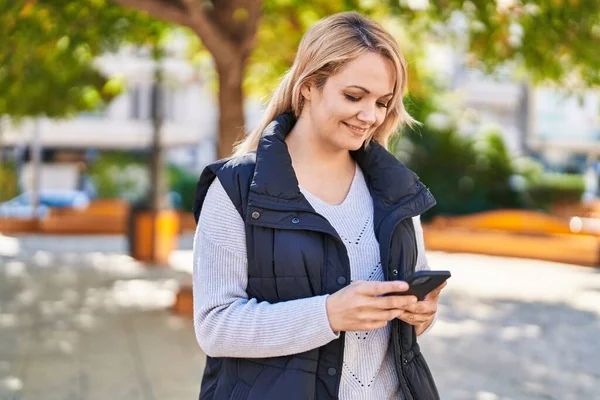 Joven Mujer Rubia Sonriendo Confiada Usando Smartphone Parque — Foto de Stock
