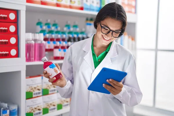 Young Hispanic Woman Pharmacist Using Touchpad Holding Medicine Bottle Pharmacy — ストック写真