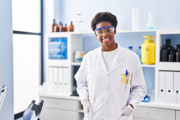 Mujer Afroamericana Vistiendo Uniforme Científico Pie Laboratorio —  Fotos de Stock