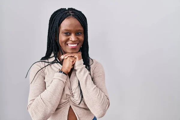 Afrikaanse Vrouw Met Vlechten Staan Witte Achtergrond Lachen Nerveus Opgewonden — Stockfoto