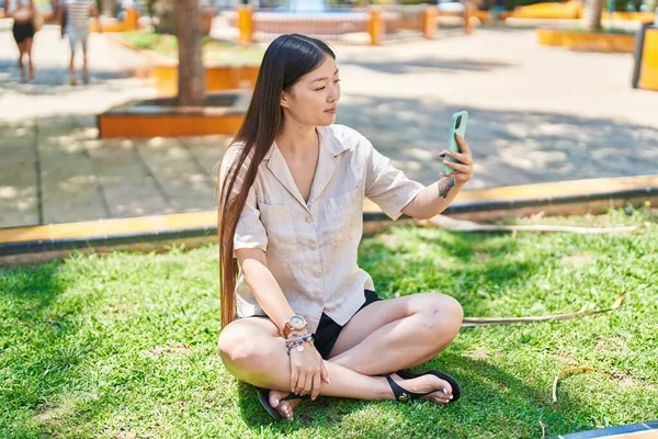 Parktaki Çimlerin Üzerinde Oturan Çinli Kadın Akıllı Telefonun Yanında Selfie — Stok fotoğraf