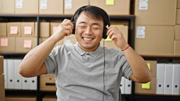 Υπάλληλος Επιχειρήσεων Ηλεκτρονικού Εμπορίου Ακούγοντας Μουσική Στο Γραφείο — Φωτογραφία Αρχείου