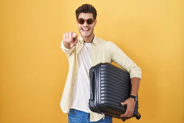 Yaz Tatilinde Bavul Tutan Genç Spanyol Adam Seni Kamerayı Işaret — Stok fotoğraf