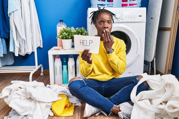 漂亮的黑人妇女在洗衣服时请求帮助 用手捂住嘴 感到震惊和害怕犯错 惊讶的表情 — 图库照片