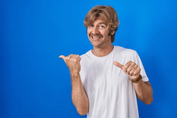 Middle Age Man Standing Blue Background Pointing Back Hand Thumbs — Stock Photo, Image