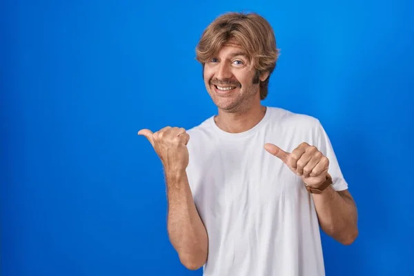 Hombre Mediana Edad Pie Sobre Fondo Azul Apuntando Hacia Atrás — Foto de Stock