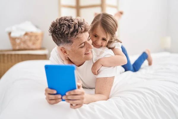 Father Daughter Father Daughter Using Touchpad Lying Bed Bedroom — Stock Photo, Image