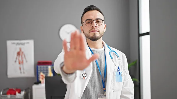 Latynoski Lekarz Robi Znak Stopu Ręką Klinice — Zdjęcie stockowe