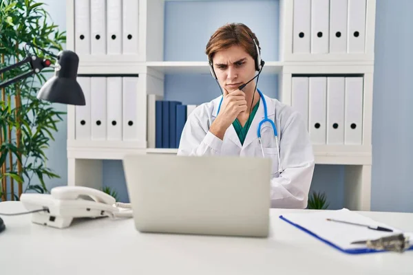 Młody Lekarz Pracuje Nad Spotkaniem Online Poważna Twarz Myśli Pytaniu — Zdjęcie stockowe
