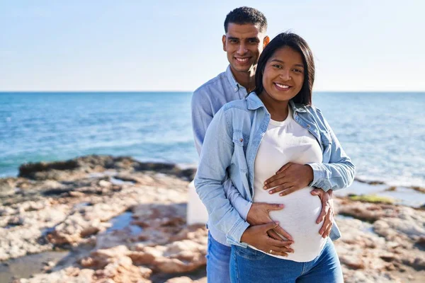 Genç Latin Bir Çift Bebek Bekliyor Birbirlerine Sarılıyorlar — Stok fotoğraf