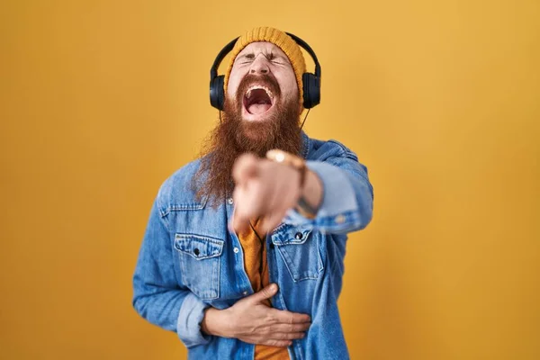 Vit Man Med Långt Skägg Som Lyssnar Musik Med Hörlurar — Stockfoto
