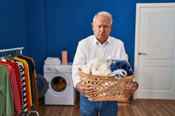 Älterer Mann Mit Grauen Haaren Der Hause Einen Wäschekorb Der — Stockfoto