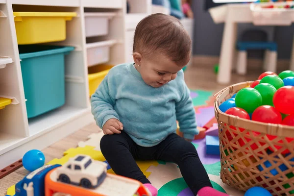 Adorável Bebê Hispânico Sorrindo Confiante Sentado Chão Jardim Infância — Fotografia de Stock