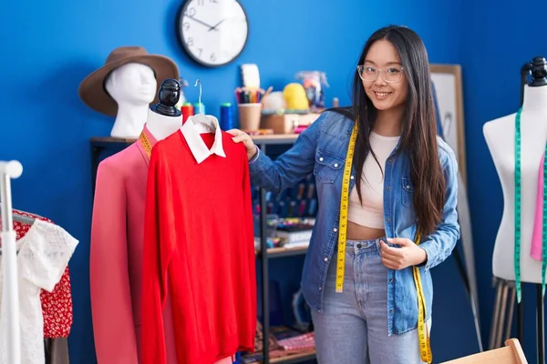 Jonge Chinese Vrouw Kleermaker Glimlachen Zelfverzekerde Holding Shirt Kleding Fabriek — Stockfoto