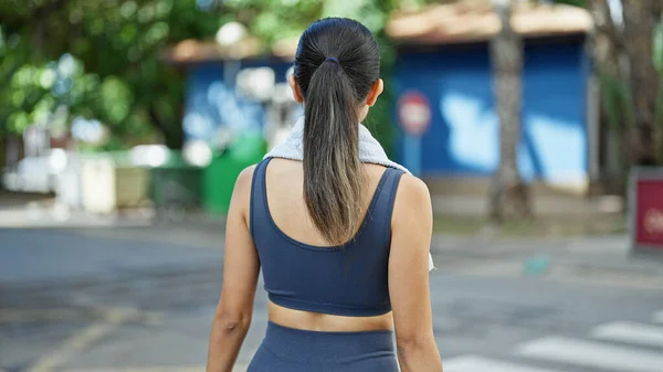 Ung Vacker Latinamerikansk Kvinna Sportkläder Står Baklänges Parken — Stockfoto